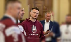 Letonii au aflat dimineața că nu mai trebuie să meargă la muncă: Parlamentul se reunise noaptea să declare sărbătoare