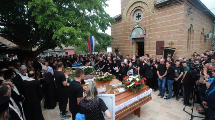VIDEO Mii de sârbi au participat la funeraliile victimelor celor două atacuri armate din această săptămână