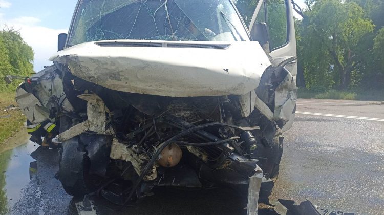 VIDEO Se zbat între viață și moarte. Detalii despre accidentul de la Sîngerei, unde un automobil a fost făcut zob