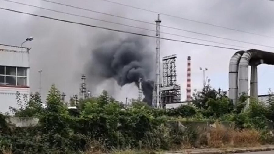 Incendiu la o rafinărie de petrol din Rusia. ​Flăcările, posibil declanşate în urma unui atac cu dronă