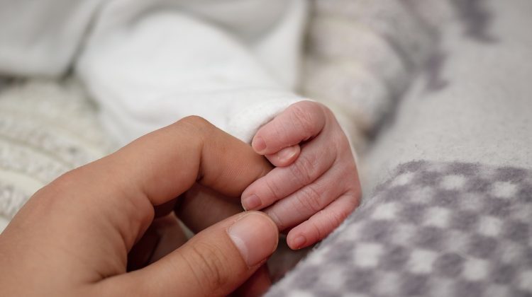 Presa: O femeie de la nordul Moldovei a născut un bebeluș cu două capete