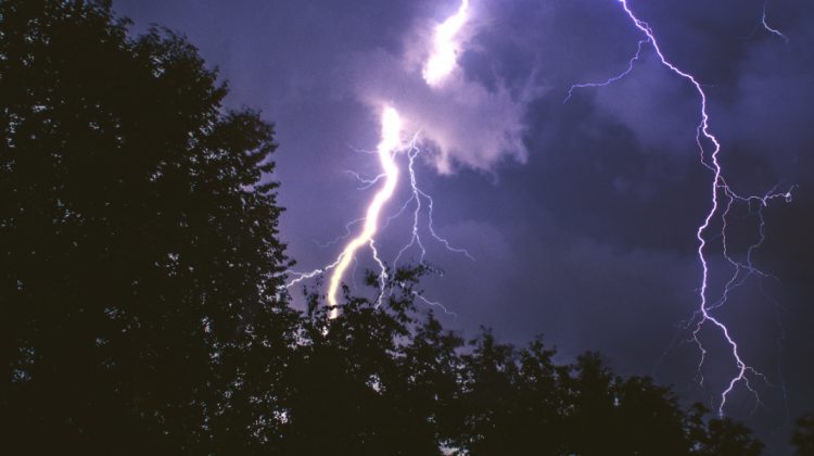 METEO Fulgeră și tună în centrul țării și nu doar! În mai multe raioane se așteaptă averse cu descărcări electrice
