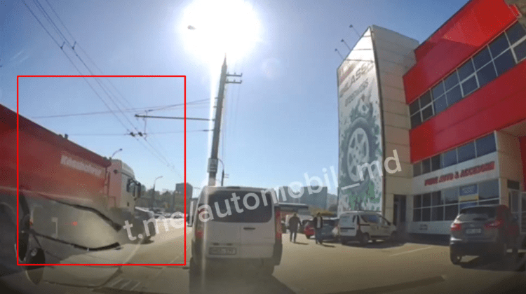VIDEO Un automobil a ajuns sub roțile unui camion, pe strada Petricani. Detalii despre impact