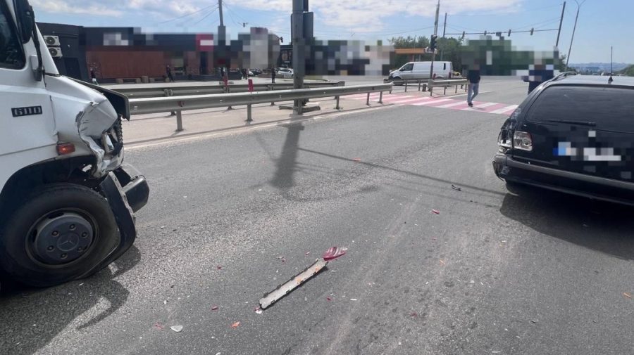 Un microbuz cu 20 de protestatari, implicat în accident, în drum spre capitală