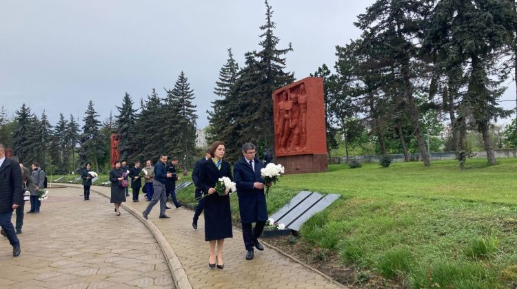 VIDEO Conducerea de vârf a țării a depus flori la Eternitate: Noi azi comemorăm, nu sărbătorim