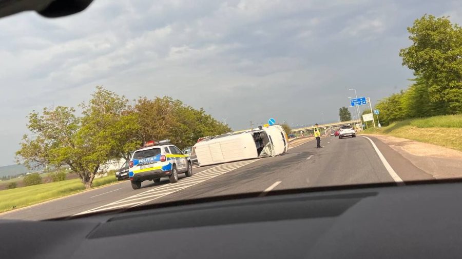 VIDEO Un microbuz de rută, răsturnat pe mijlocul drumului, pe traseul Chișinău-Bălți! Detalii