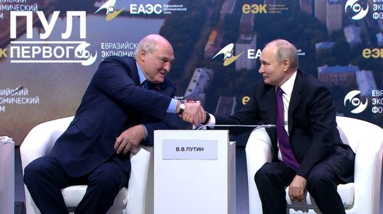 „Strângerea de mână” a zilei! După ce a spus că nu are de gând să moară, Lukașenko a plecat din nou la Moscova