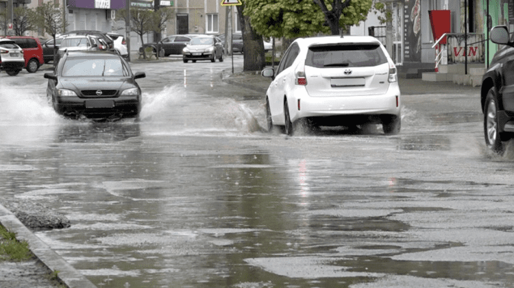 VIDEO Când plouă, pe străzile din Bălți poți să mergi cu barca. Ce spun autoritățile
