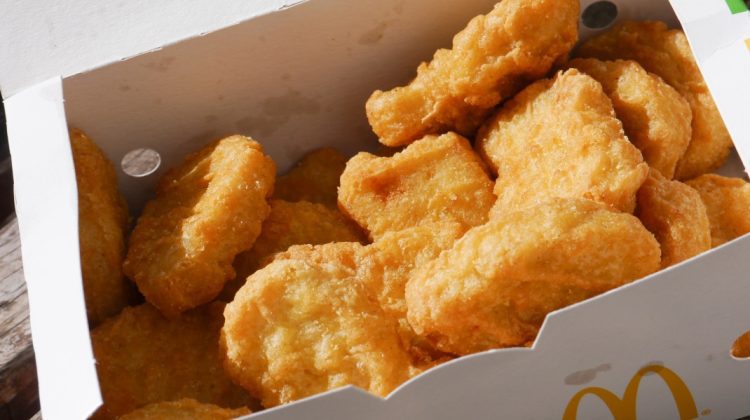 Doi părinți au dat în judecată McDonald’s, după ce și-au hrănit copilul de 4 ani cu pui „periculos de fierbinte”