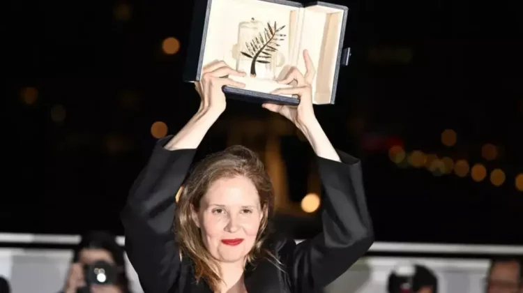 MOMENT DE ȘOC LA CANNES: Cineasta Justine Triet l-a atacat pe Macron cu trofeul în brațe