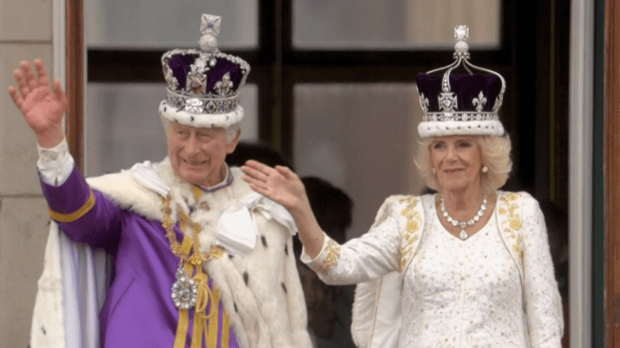 FOTO Zi ISTORICĂ pentru Marea Britanie! Cuplul regal – la balconul Palatului Buckingham, de unde salută mulțimea