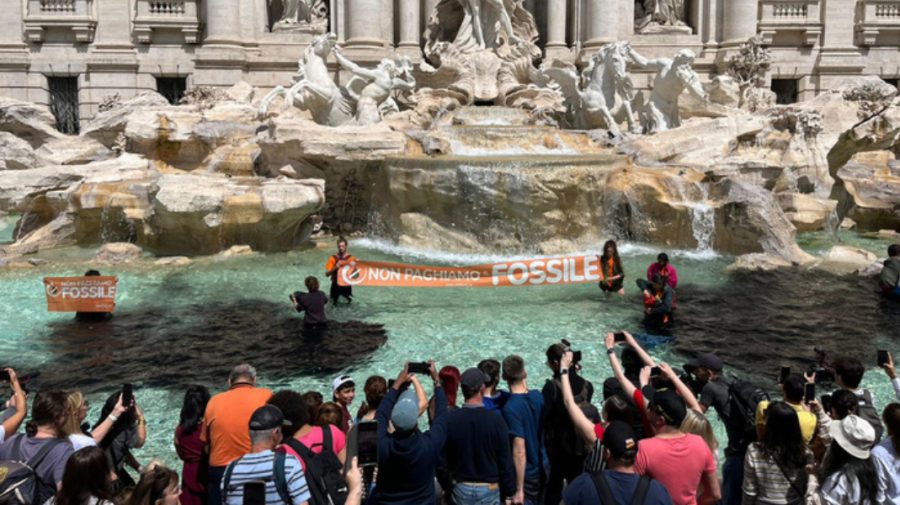 VIDEO Activiștii pentru climă, târâți după ce au înnegrit apa Fântânii Trevi. Primarul Romei: Opriți atacurile absurde