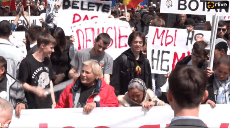 Zeci de persoane suspecte, escortate pe la inspectorate. Câteva au recunoscut că au venit la protest pentru bani