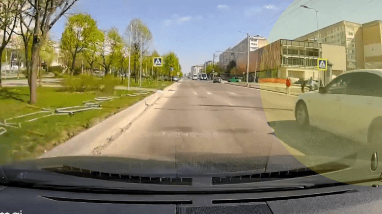 VIDEO Tragediile nu învață minte pe toți! Șofer de BMW nu cedează unor copii care vor să traverseze strada la Ciocana