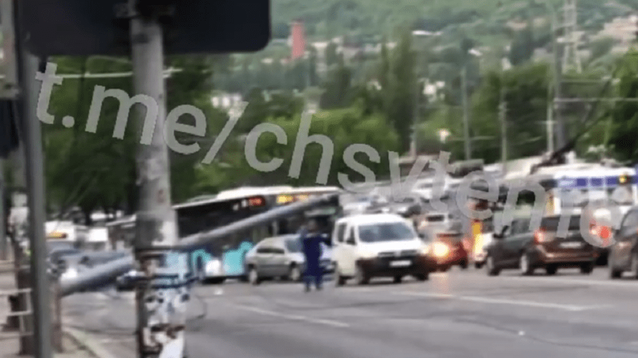 VIDEO Un stâlp de electricitate s-a prăbușit pe carosabil! Trafic blocat pe strada Ismail din Chișinău