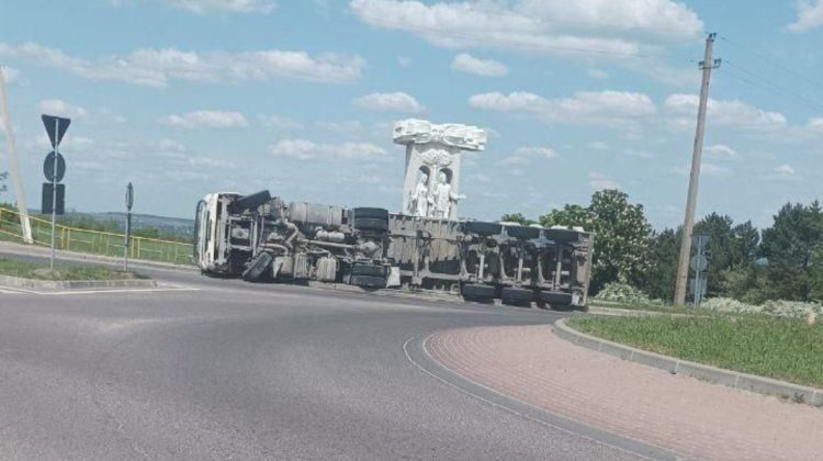 FOTO Un camion s-a răsturnat pe traseul Chișinău – Soroca. În ce stare este șoferul