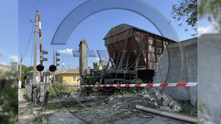 FOTO Accident feroviar la Bălți. Două vagoane au dărâmat un gard de beton