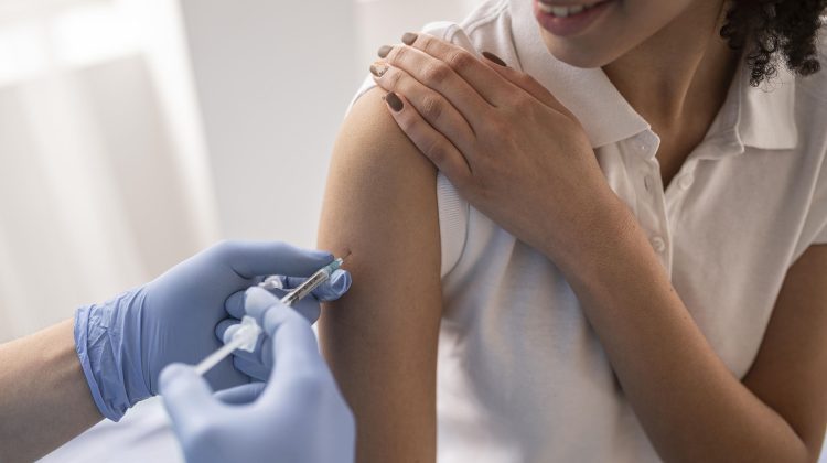 Statele Unite aprobă pentru prima dată un vaccin împotriva bronşiolitei la adulţi