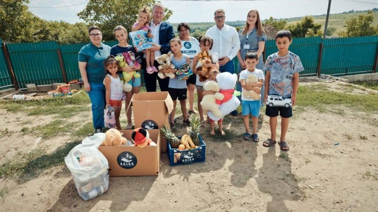 VIDEO Organizatorii campaniei „Donează o jucărie, dăruiește un zâmbet” au vizitat o mamă care crește singură 7 copii