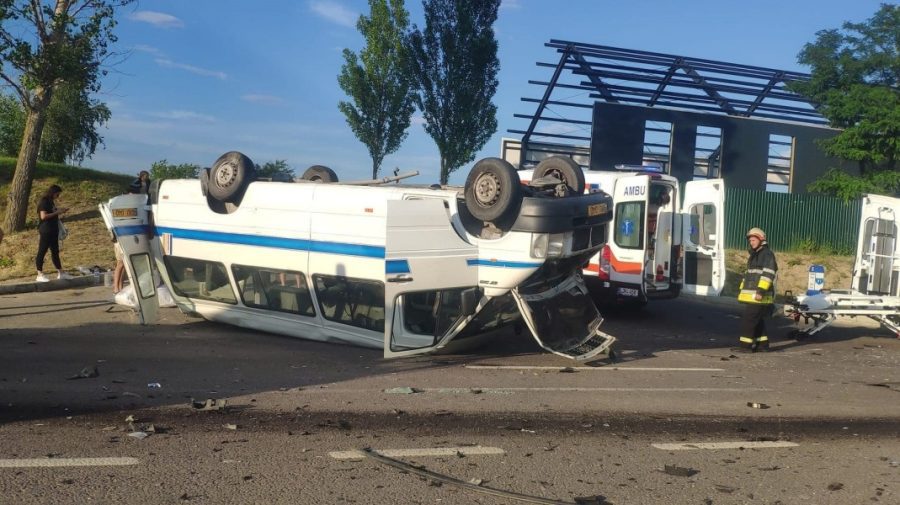 Cel puțin un mort, după ce s-a ciocnit un microbuz cu un Volvo în raionul Strășeni