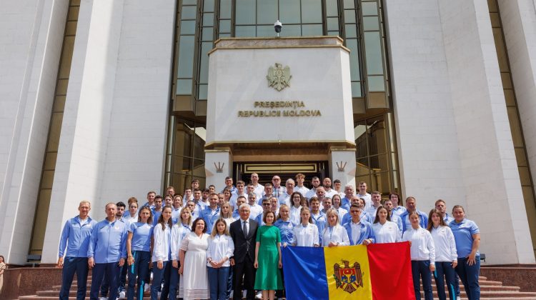 Din mâna președintei. Maia Sandu a înmânat drapelul Republicii Moldova sportivilor care vor merge în Polonia