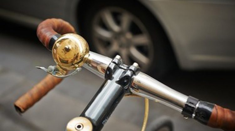 VIDEO Momentul în care doi minori pe bicicletă sunt la un pas de a provoca un accident