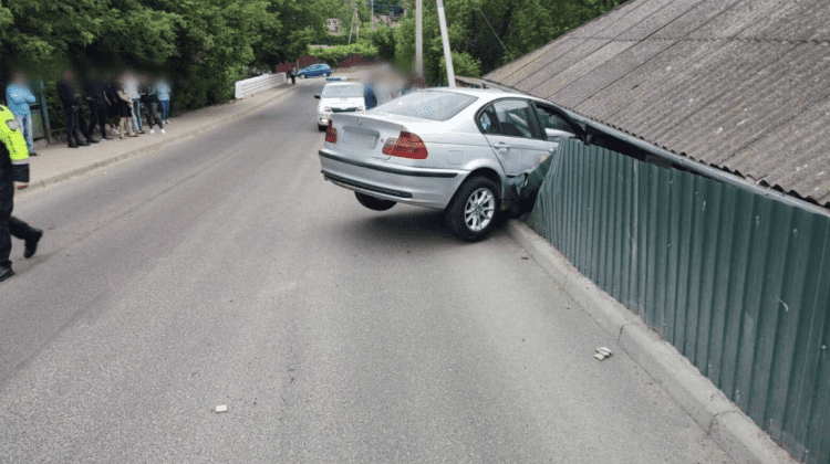 FOTO Un tânăr a ajuns cu BMW-ul în gardul unei gospodării din Soroca. Cum s-a întâmplat