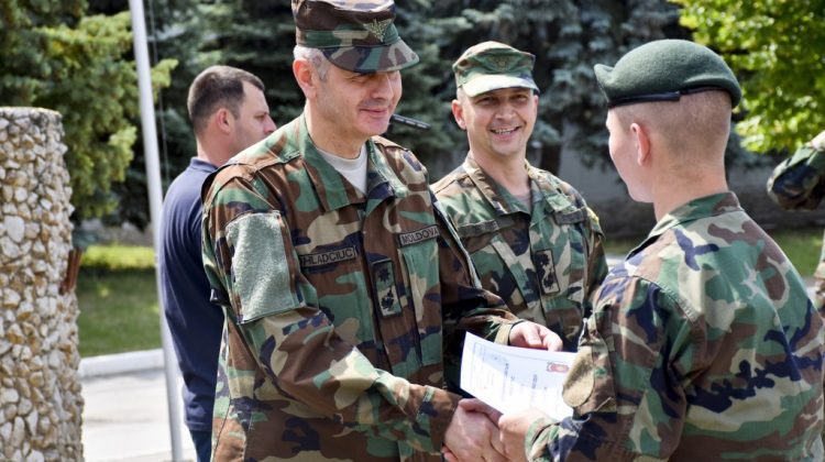 FOTO Un grup de militari ai Armatei Naționale au obținut insigna și brevetul de parașutist