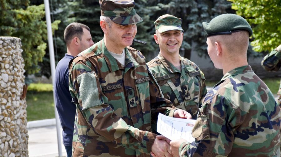 FOTO Un grup de militari ai Armatei Naționale au obținut insigna și brevetul de parașutist