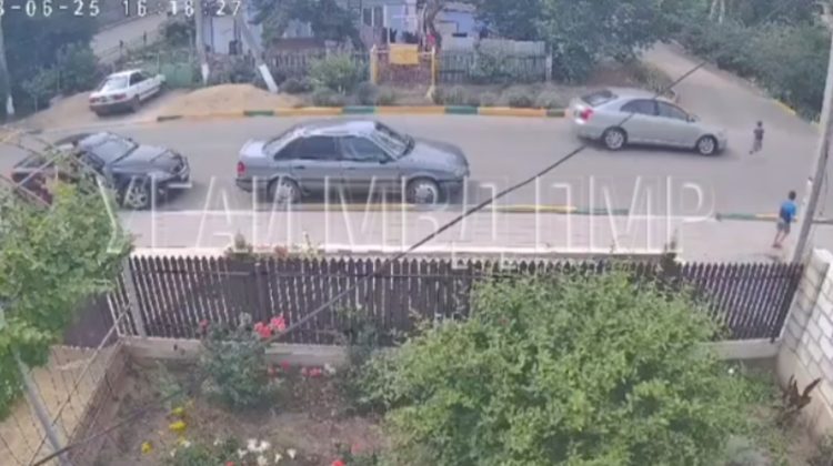 VIDEO cu impact emoțional! Momentul în care un copil iese pe carosabil și este lovit de o Toyota