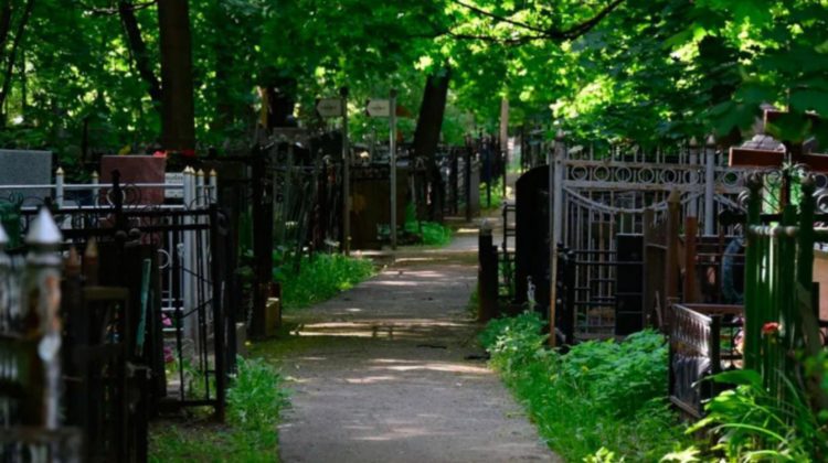 Cu poarta din cimitir, pe străzile din oraș. Pentru ce i-a trebuit unui individ?
