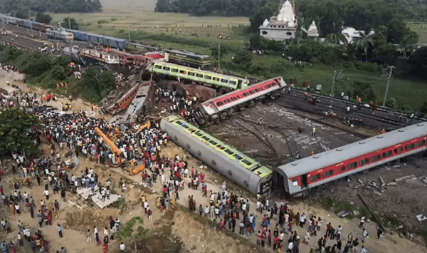 FOTO, VIDEO Catastrofă feroviară în India, unde trei trenuri s-au ciocnit. Peste 250 de oameni au murit