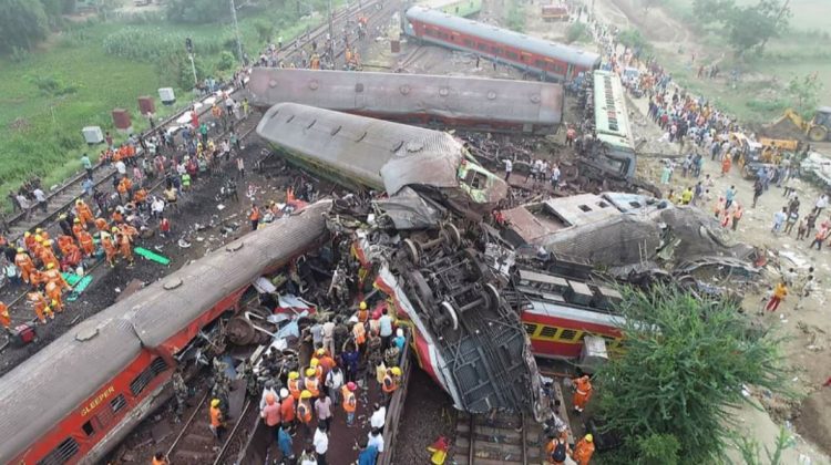 Cauza tragediei feroviare din India. Ministrul căilor ferate a anunțat de ce s-au ciocnit trenurile în Odisha
