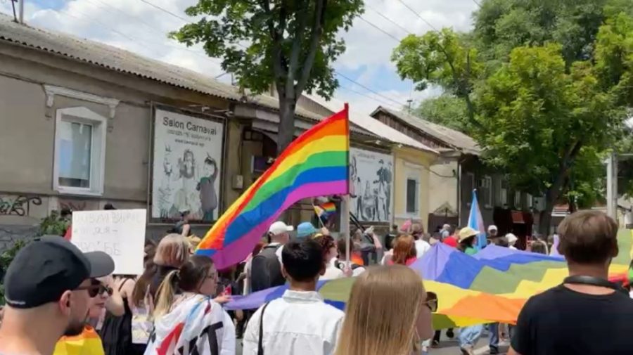 FOTO, VIDEO Peste 500 de persoane, la Marșul LGBTQ+ din Moldova. S-a contramanifestat, inclusiv la Ambasada SUA