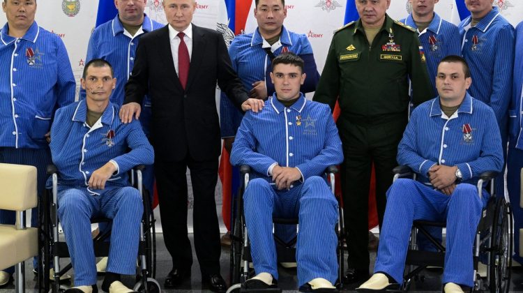 FOTO Putin a vizitat un spital militar şi a decorat soldaţi răniţi în Ucraina