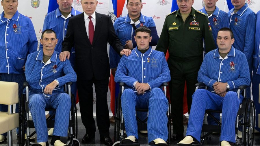 FOTO Putin a vizitat un spital militar şi a decorat soldaţi răniţi în Ucraina