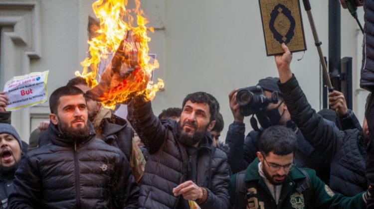Suedia autorizează protestul anti-islam cu arderea Coranului. Își pune în pericol aderarea la NATO