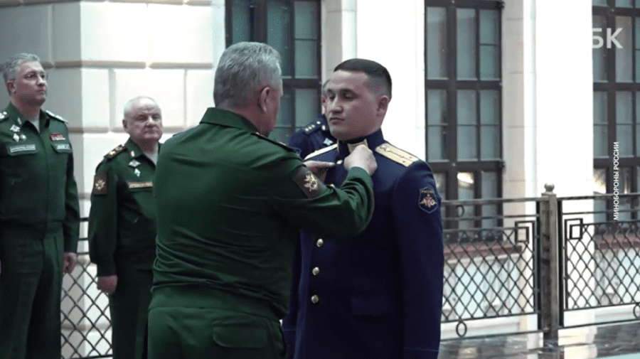 STOP CADRU nr. 2 Rusia i-a decorat pe soldații care ar fi distrus tancuri Leopard și blindate Bradley