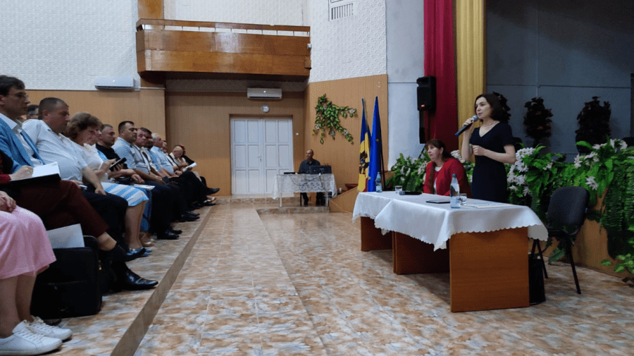 VIDEO Maia Sandu, asaltată cu întrebări la Viișoara, raionul Edineț. ”Când vom trăi mai bine?”