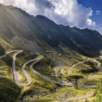 VIDEO Ghinion pentru un șofer, pe Transfăgărășan: Mașina s-a răsturnat în timp ce fotografia peisajul