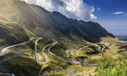 VIDEO Ghinion pentru un șofer, pe Transfăgărășan: Mașina s-a răsturnat în timp ce fotografia peisajul