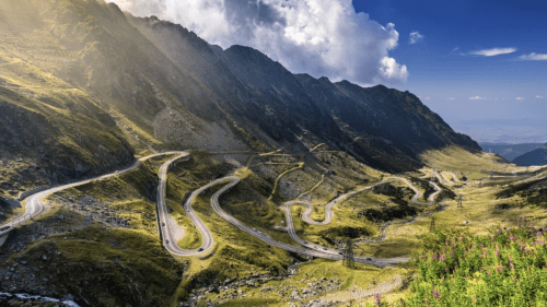 VIDEO Ghinion pentru un șofer, pe Transfăgărășan: Mașina s-a răsturnat în timp ce fotografia peisajul