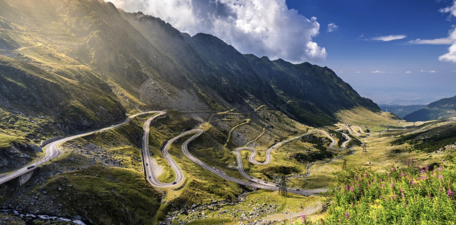 VIDEO Ghinion pentru un șofer, pe Transfăgărășan: Mașina s-a răsturnat în timp ce fotografia peisajul