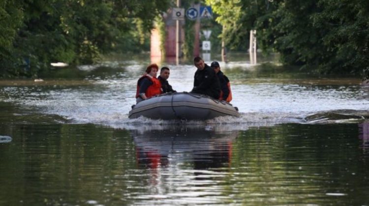 OMS avertizează că există risc de holeră şi alte boli transmise prin apă după inundațiile din Ucraina