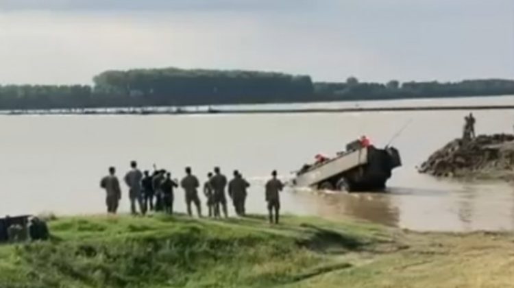 VIDEO O blindată a Armatei Române „s-a dus la fund” în timpul exercițiilor militare NATO. Ai noștri participă la ele