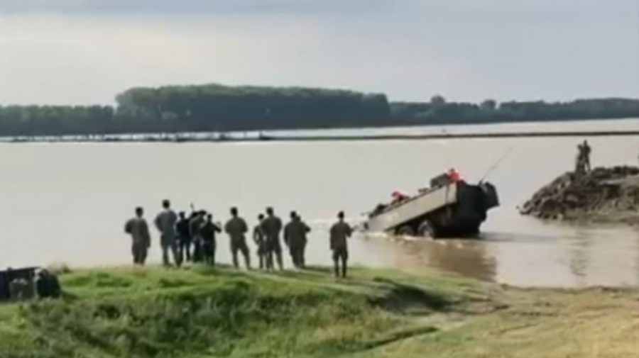 VIDEO O blindată a Armatei Române „s-a dus la fund” în timpul exercițiilor militare NATO. Ai noștri participă la ele
