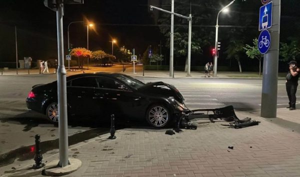 VIDEO Detalii despre accidentul din fața Parlamentului: Un șofer și pasagera au ajuns la spital