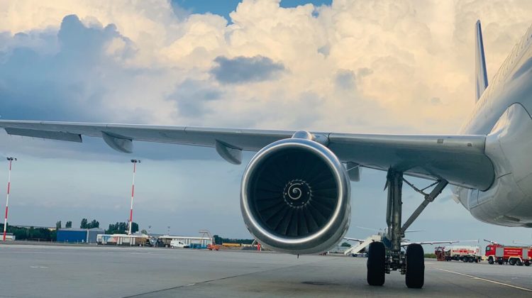 Incident la Aeroportul din Chișinău: Un cetățean străin fără acte valabile a sărit de pe trapa avionului