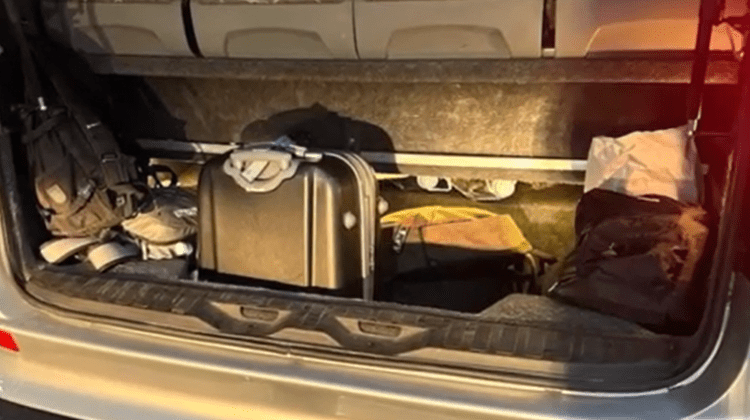 VIDEO Pasagerul unui Mercedes și-a ticsit bagajul cu obiecte nedeclarate. Unde urma să ajungă