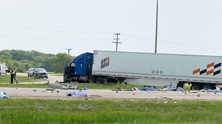 Canada: Cel puţin 15 oameni au murit după ce un camion a lovit un autobuz, pe o autostradă